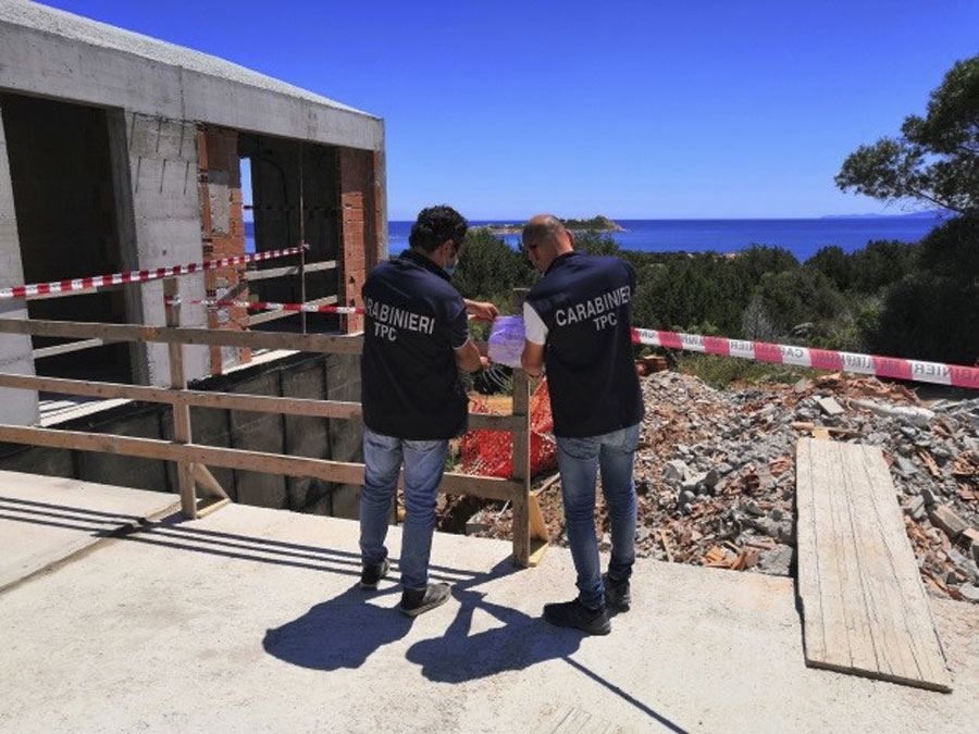 Capo Coda Cavallo. Abitazioni troppo vicine al mare: scattano i sigilli