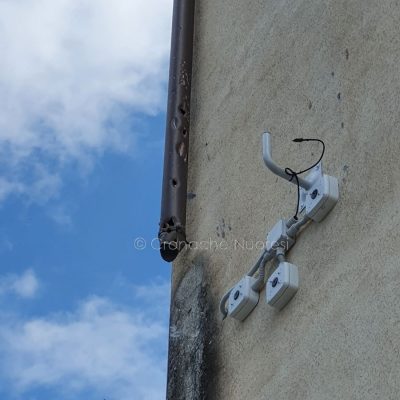 I resti delle telecamere di sicurezza distrutte a Orgosolo