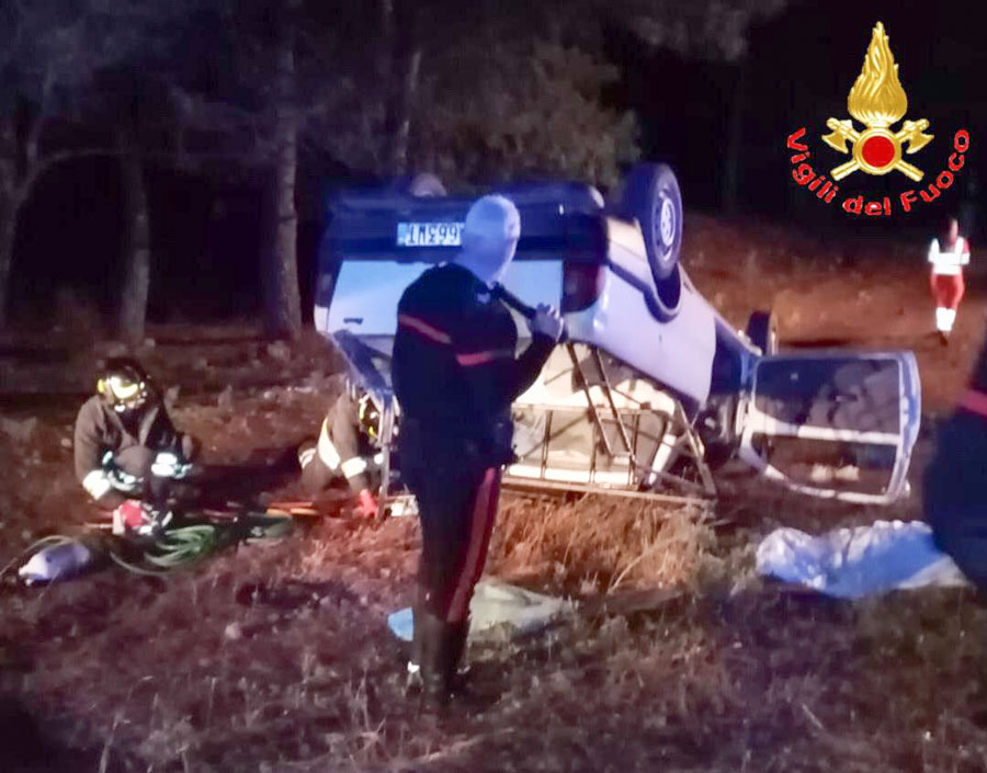 Tragedia della strada: si ribaltano con il pick-up e un 40enne perde la vita