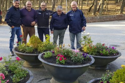 Il Comitato Ortobene Ultima Spiaggia davanti alle nuove fioriere