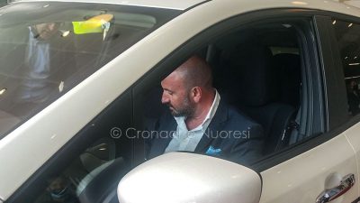 Il vice sindaco Sebastian Cocco ispeziona uno dei veicoli elettrici