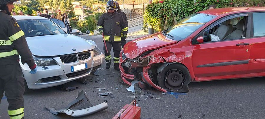 Ovodda. Scontro tra due auto in pieno centro abitato: due feriti