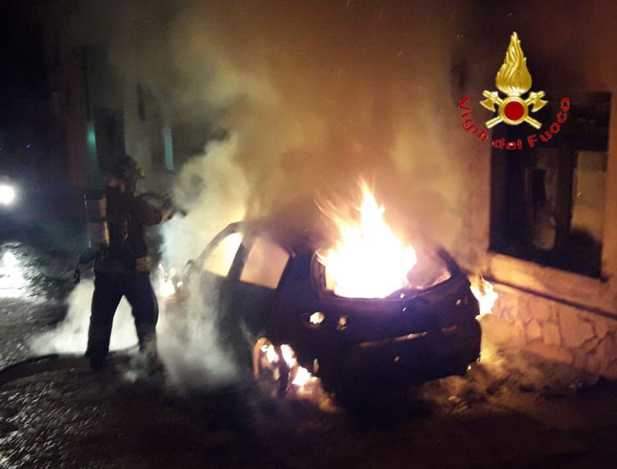 Litiga con la proprietaria di un bar e le incendia la macchina: distrutta anche un’auto parcheggiata vicino