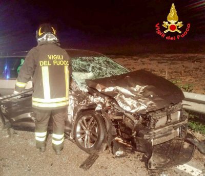 L'auto dopo l'impatto con il furgone