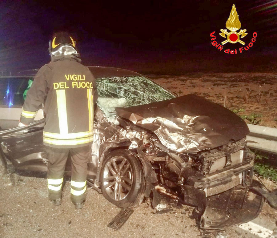 Scontro frontale auto-furgone sulla Statale 129: conducente incastrato tra le lamiere contorte