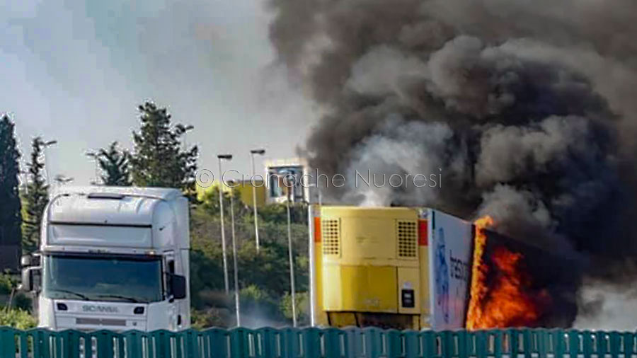 Autoarticolato in fiamme: Statale 131 chiusa al traffico