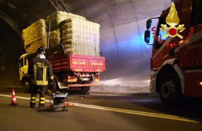 L'autocarro in avaria fermo nella galleria di Mughina