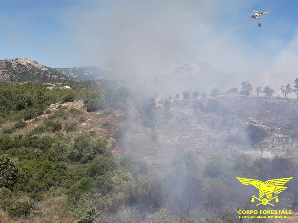 Incendio a Orosei: interviene l’elicottero di Farcana