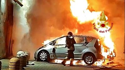 Una delle due auto distrutte dal fuoco a Olbia