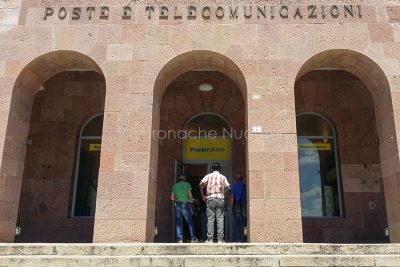 Coda fuori dall'Ufficio postale di piazza Crispi (foto S.Novellu)
