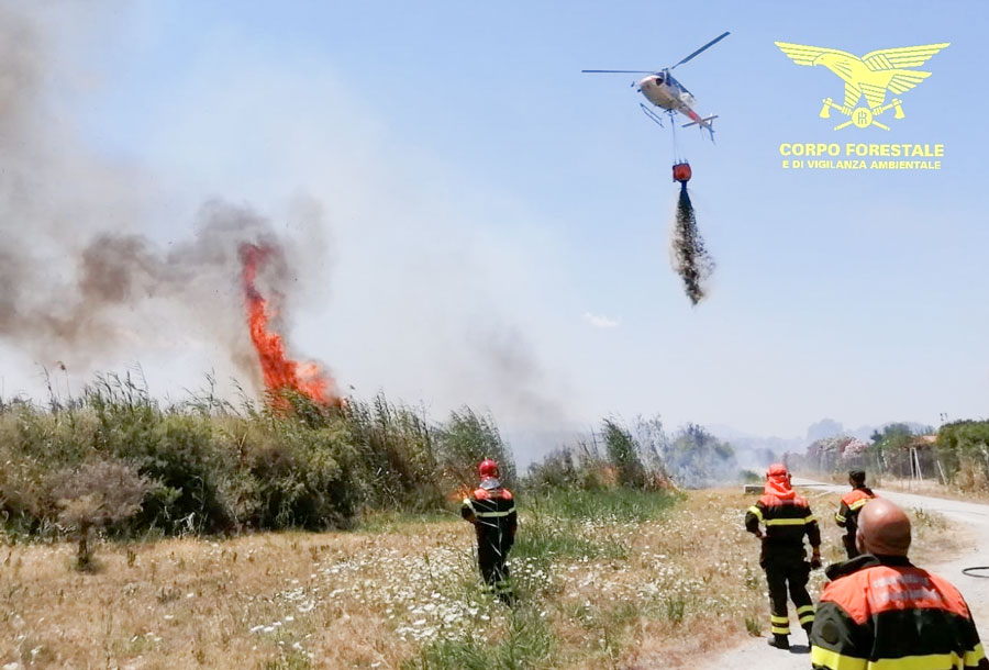 Incendio a Perfugas: elicottero in azione