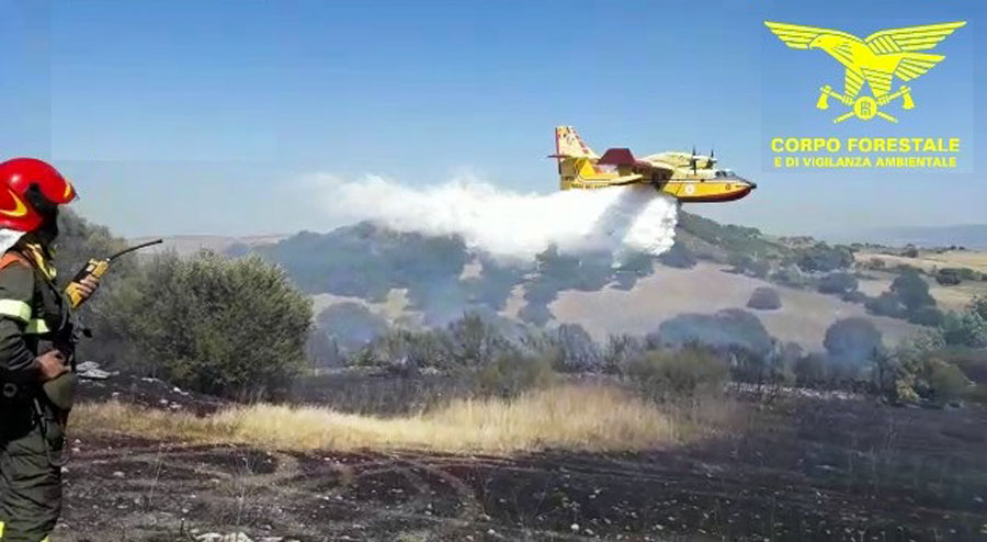 Vasto incendio a Nule: in azione 4 elicotteri e il canadair