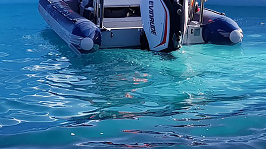 Paura a Chia. Turista cade dal gommone ferendosi con l’elica