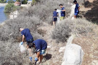 I giovani impegnati nella pulizia dell'arenile