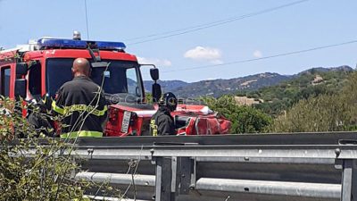La camionetta dei Vigili del fuoco dopo l'incidente