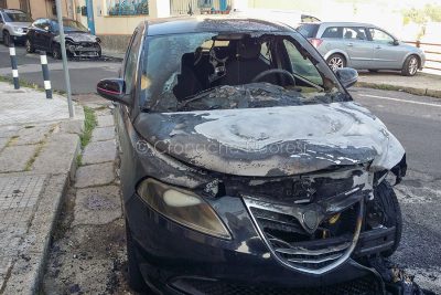 La Lancia Y bruciata e sullo sfondo l'Alfa Romeo