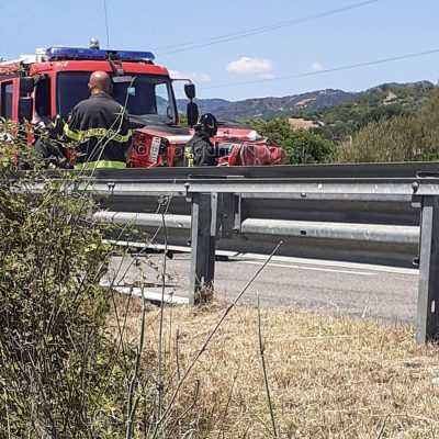 La camionetta dei Vigili del fuoco dopo l'incidente