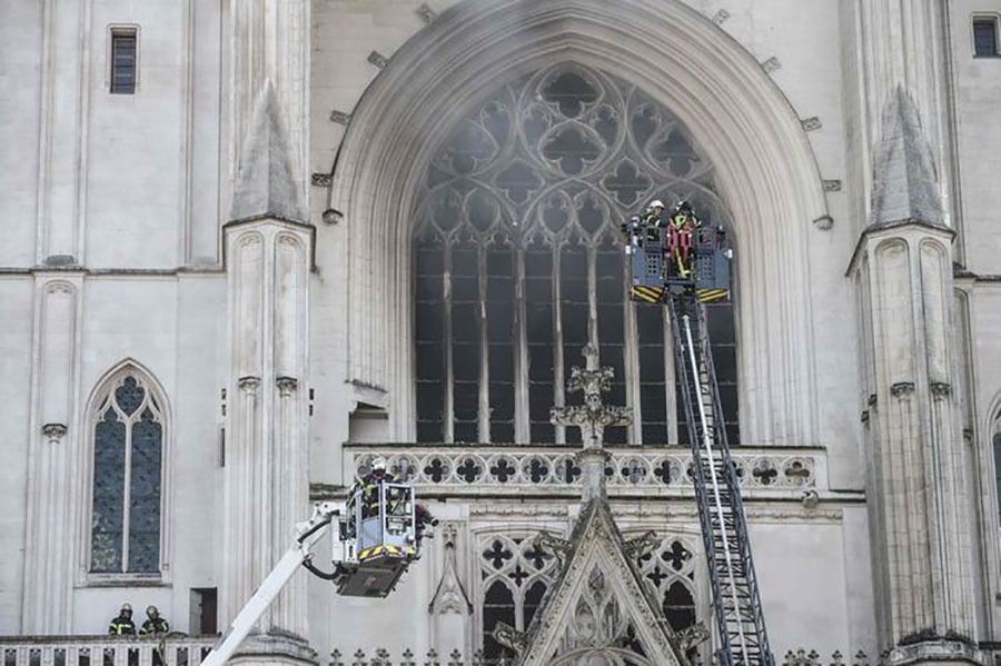 Dopo Notre Dame di Parigi, brucia anche la cattedrale di Nantes