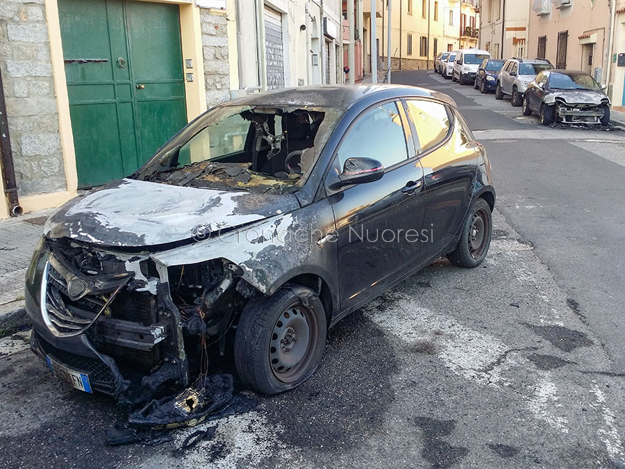 Nuoro. Alfa Romeo MiTo e Lancia Y in fiamme nella notte