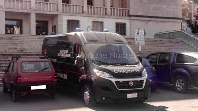 Nuoro, gli artificieri davanti al Tribunale (foto Cronache Nuoresi)