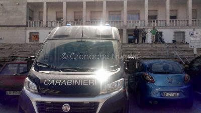 Nuoro, gli artificieri davanti al Tribunale (foto Cronache Nuoresi)