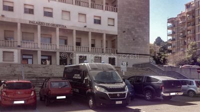 Nuoro, gli artificieri davanti al Tribunale (foto Cronache Nuoresi)