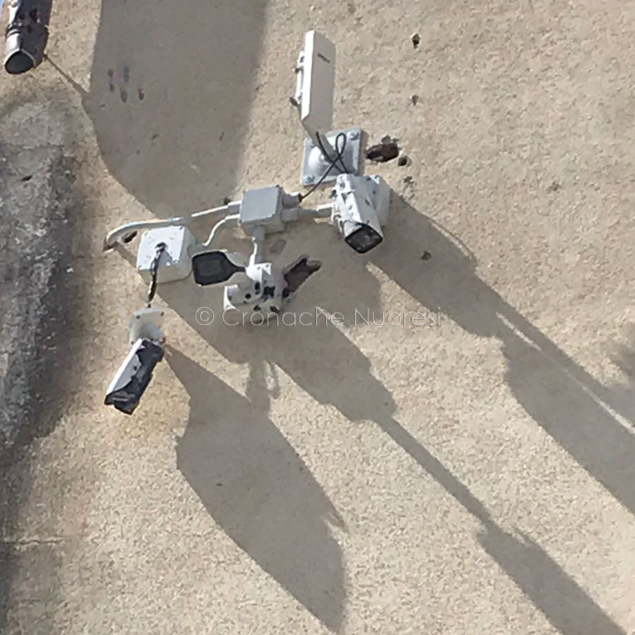 Orgosolo: distrutte a fucilate le telecamere dell’ex municipio durante le prove del gruppo di ballo sardo