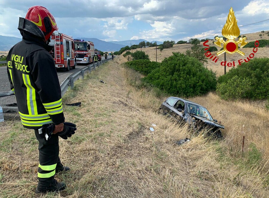 Perdono il controllo dell’auto e volano fuori strada: due giovanissimi al San Francesco