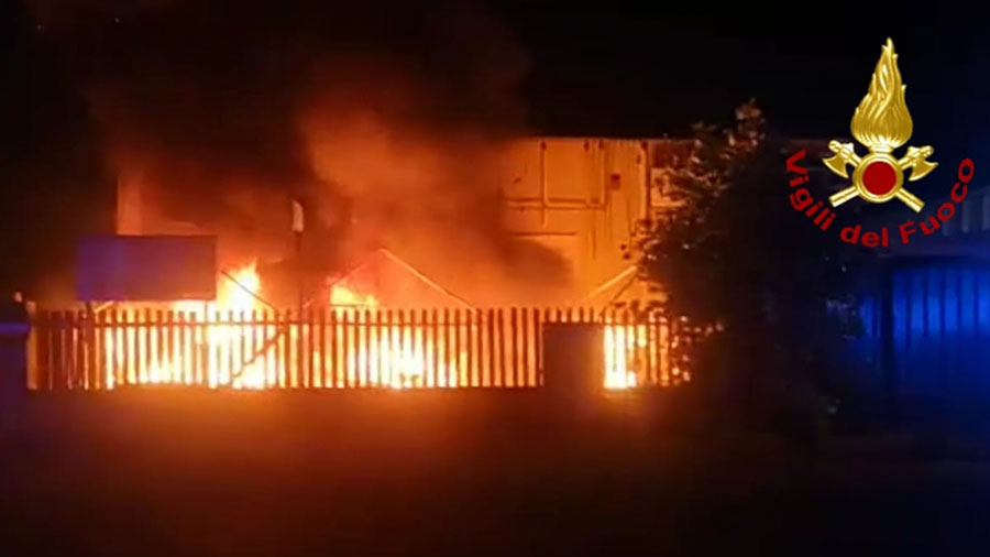 Incendio al Mercatino delle pulci di Sassari: distrutta parte della merce esposta