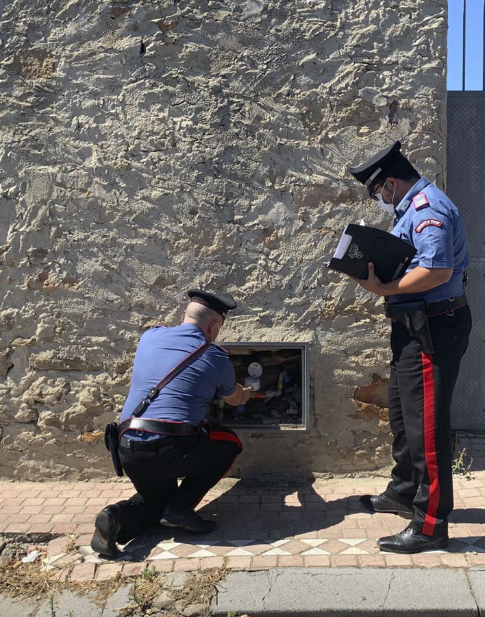 Nonostante i sigilli continuavano a rubare l’acqua: denunciate due persone