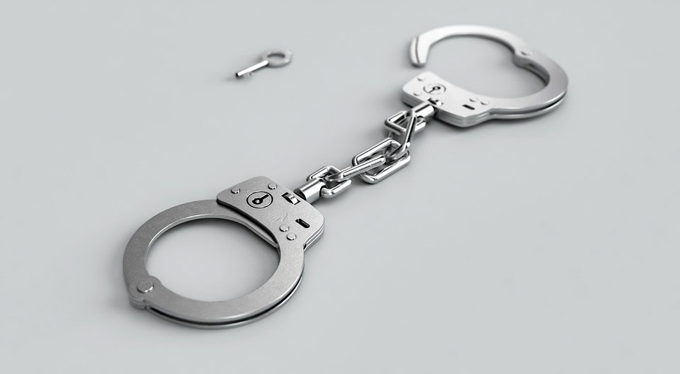 Detenuto aggredisce con una spranga gli agenti