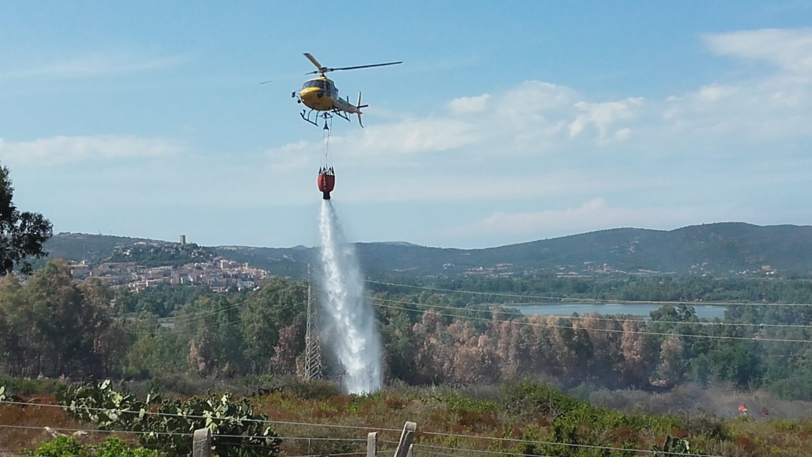 Incendio a Posada: interviene l’elicottero di Farcana