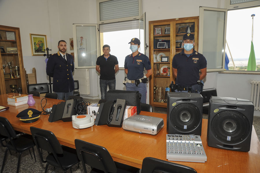 Computer, video proiettori, casse audio e microfoni rubati da un istituto scolastico: la Polizia li recupera e li restituisce