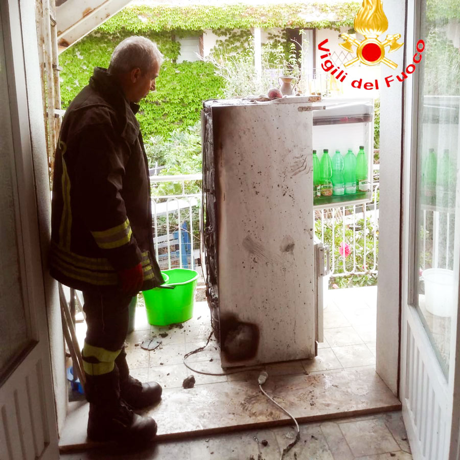 Carabiniere e Vigile del fuoco salvano due ultra novantenni dall’incendio della loro casa