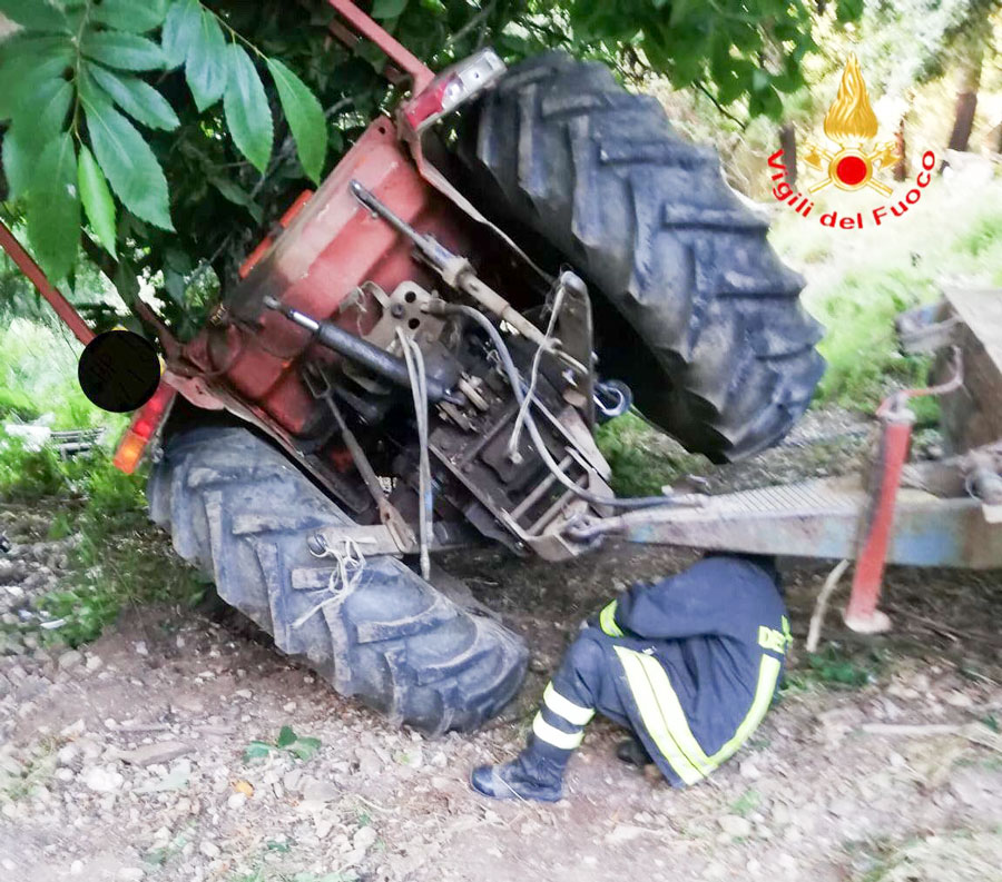 Schiacciato dal trattore e ferito ad un braccio: soccorso dopo una notte