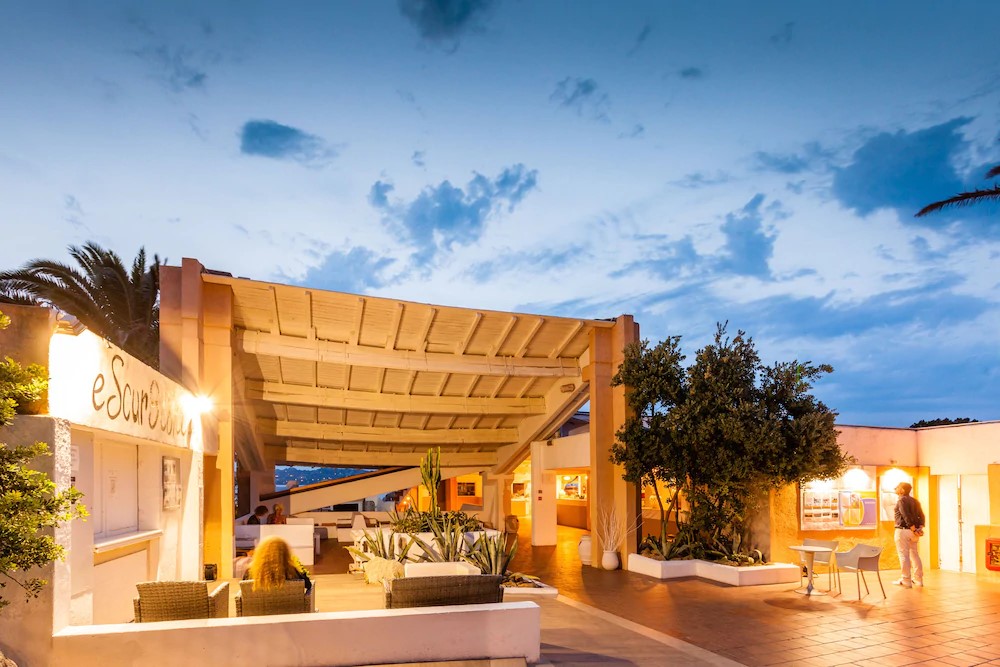 Coronavirus. Ventuno positivi sul 300 tamponi effettuati nel resort alla Maddalena