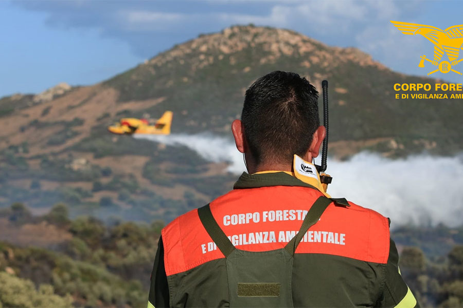 Domenica all’insegna del fuoco. In volo Super puma e Canadair per tre vasti incendi