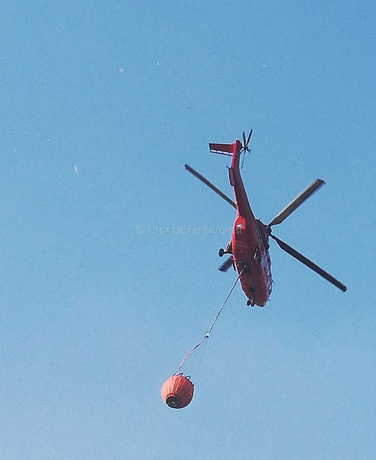 Ancora incendi in Sardegna: un elicottero interviene a Sennori