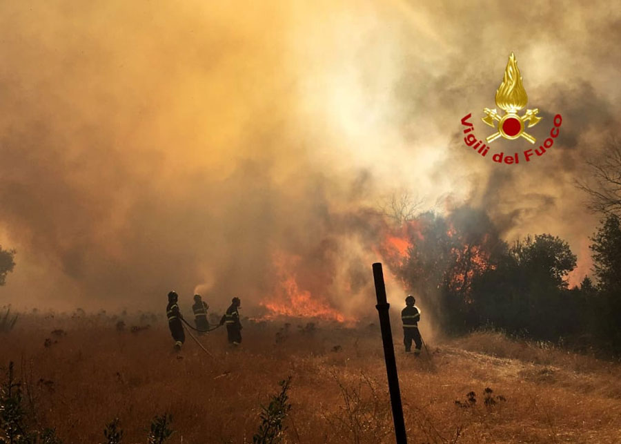 Sardegna in fiamme. Evacuate 20 case in Gallura – necessario l’intervento di 10 mezzi aerei –