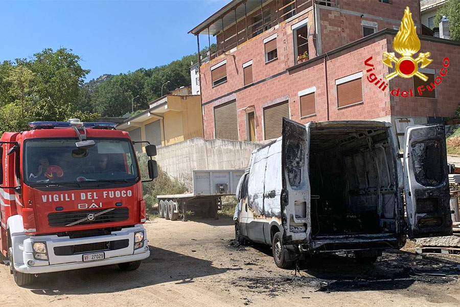 Paura a Gavoi: a fuoco il furgone di un corriere in pieno centro abitato
