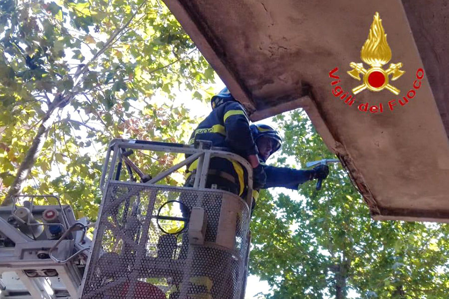 Nuoro. Paura in via Lamarmora: cornicione crolla sui tavolini di un bar