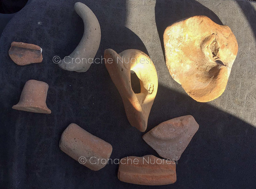 Ripuliscono dai rifiuti un sentiero vicino al mare e trovano reperti ceramici provenienti da Tharros