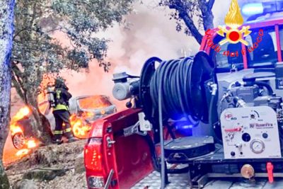 I Vigili spengono le fiamme dell'auto all'Ortobene