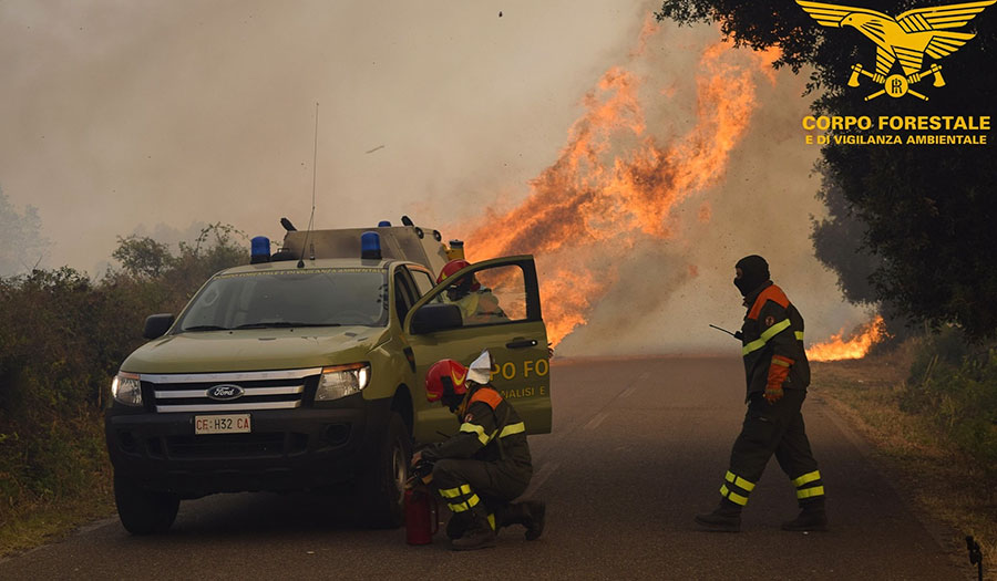 Incendi: bollino rosso in Sardegna, elicotteri in azione