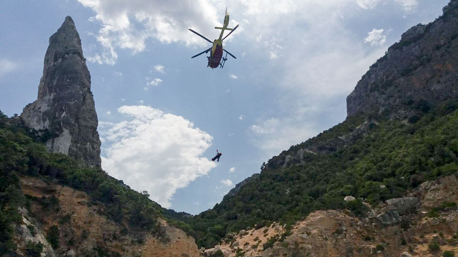 27enne al San Francesco di Nuoro dopo aver battuto la schiena durante un tuffo