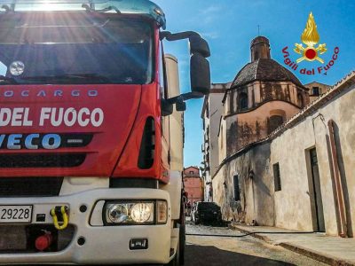 L'auto andata a fuoco a Bosa