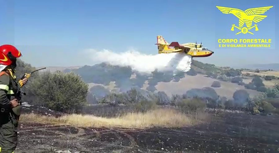 Sardegna in fiamme: roghi a Orgosolo, Sarule, Bonorva, Uri. In campo elicotteri e canadair