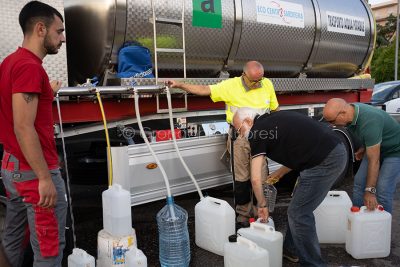 Nuoro senz'acqua. Rifornimento all'autobotte (foto S.Novellu)