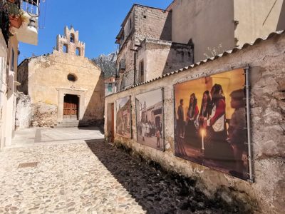 Oliena, chiesa Santa Croce, esposizione all'aperto delle immagini di Marianne Sin-Pfältzer