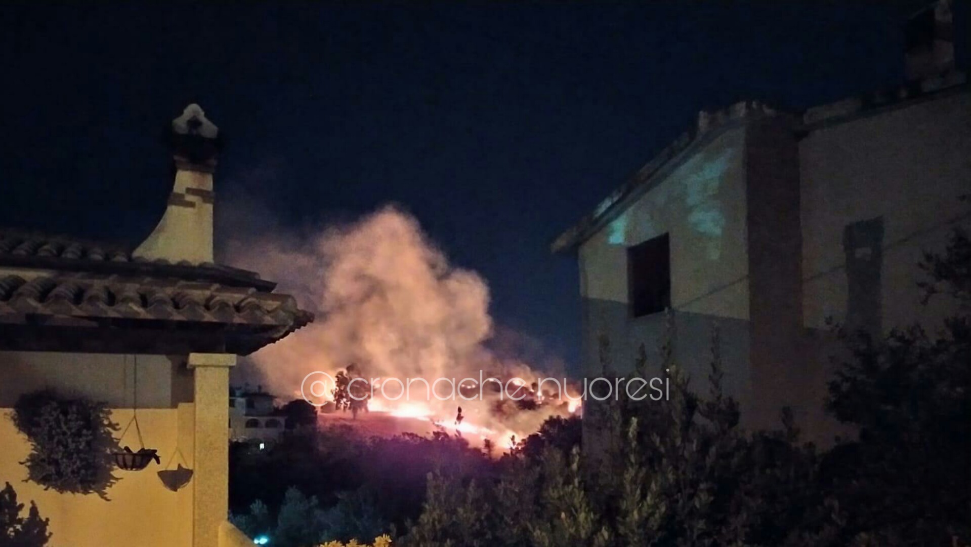 Paura a Oliena: le fiamme lambiscono le case